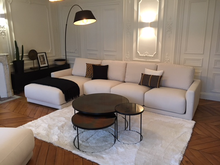 Salon confortable et convivial dans un appartement haussmannien.