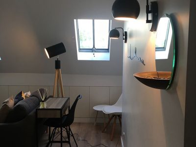 Décoration d'un salon dans un style scandinave, optimisation de l'espace avec l'intégration d'un espace bureau.