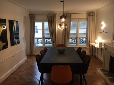 Salle à manger accueillante et chaleureuse dans un appartement haussmannien.