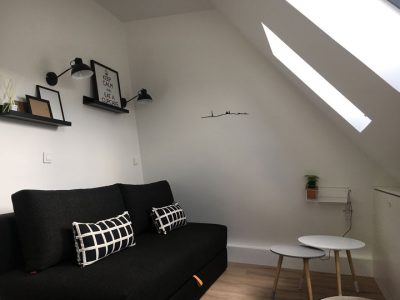 Décoration et aménagement d'un petit studio en optimisant l'espace.